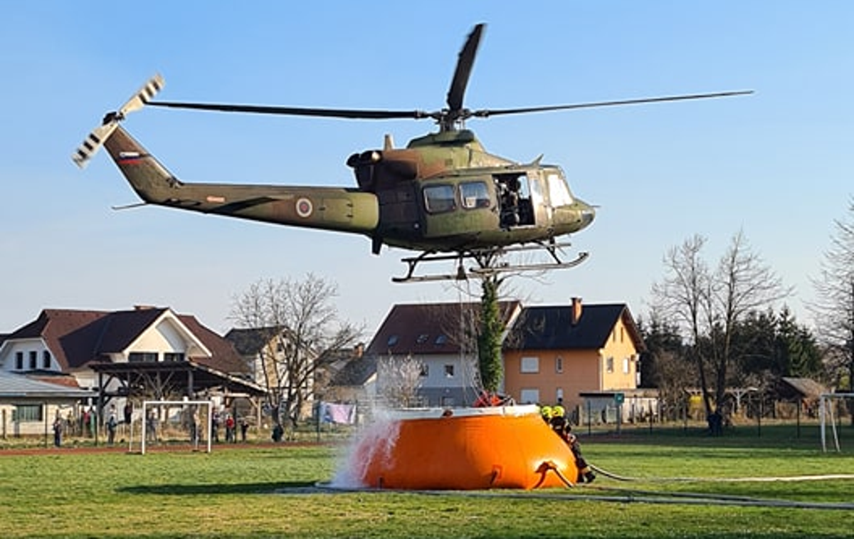 požar gašenje gasilci Gasilska brigada Ljubljana Šentviški hrib | Razsežnost zadnjega požara je bila največja, zato so na pomoč poklicali helikopter SV, ta je vodo zajemal iz bazena, postavljenega ob eni od šol v Šentvidu. | Foto Gasilska brigada Ljubljana