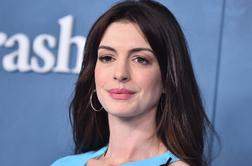 V odtenkih bele in modre, kot jih kombinira Anne Hathaway