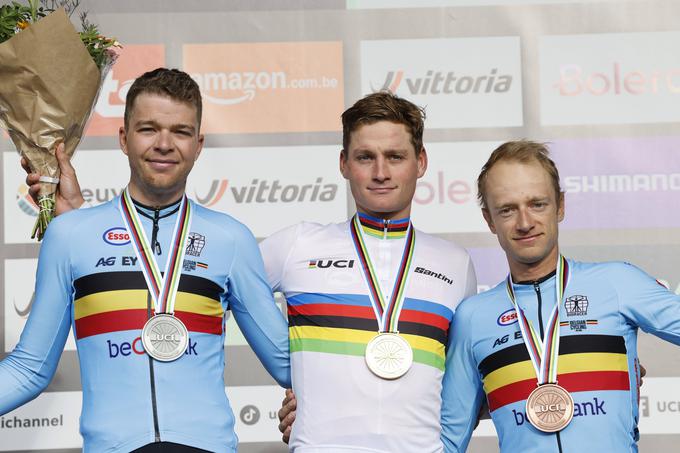 Mathieu van der Poel z zlatim odličjem, drugi Florian Vermeersch in tretji Quinten Hermans | Foto: Guliverimage