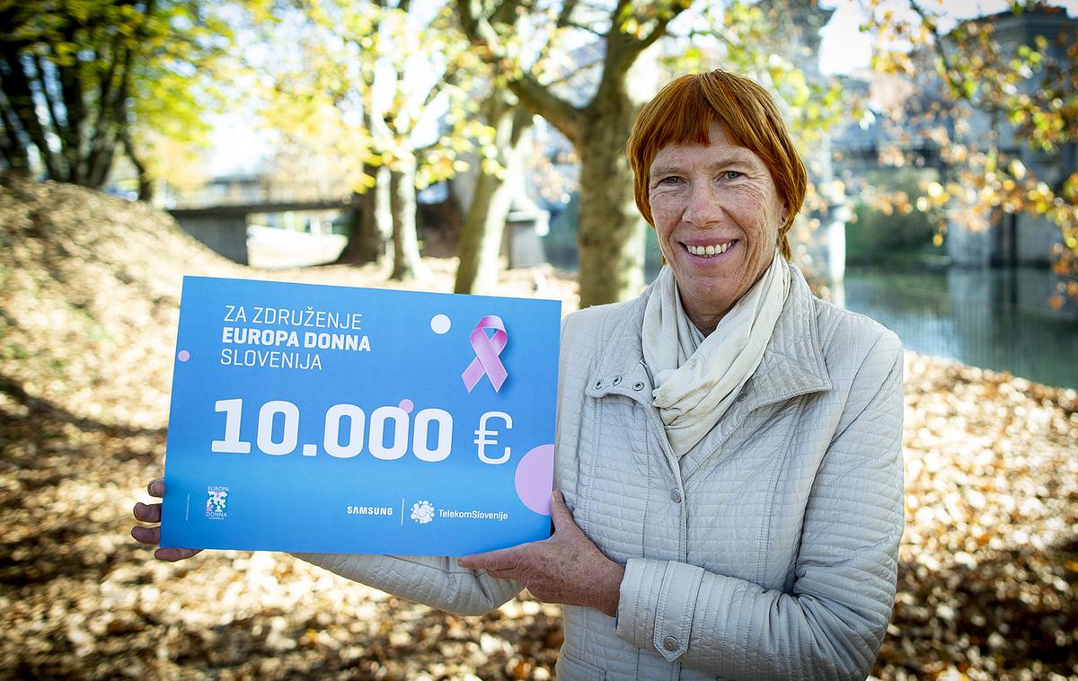 Pink Ribbon 2020 | Podpredsednica Združenja Europa Donna Slovenija Radka Tomšič Demšar prejema donacijo letošnje dobrodelne akcije Pink Ribbon | Foto Telekom Slovenije