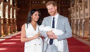 Princ Harry in vojvodinja Meghan bosta zaobšla strogo tradicijo #video