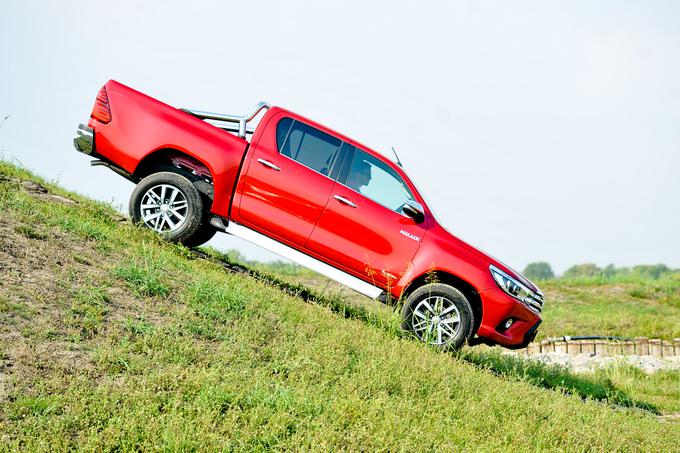 Toyota hilux v svoji osmi generaciji še podčrtuje tisto, po čemer je zaslovela: odlično razmerje med terensko klenostjo, vzdržljivostjo in prepričljivostjo 4 x 4 pogona in udobjem, ki ga tak tip vozila sploh lahko ponudi.  | Foto: Jure Gregorčič