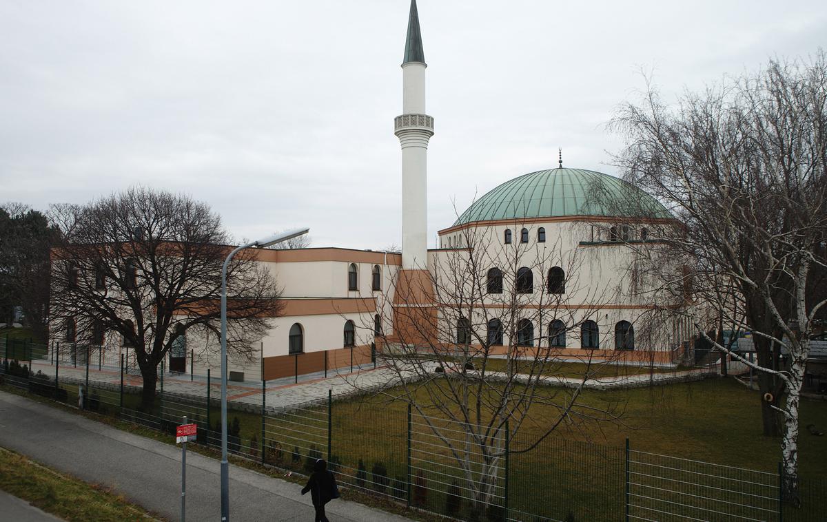 mošeja dunaj avstrija | Avstrijska konservativna vlada je junija lani ukazala zaprtje mošej, in sicer zaradi domnevnega širjenja salafističnih stališč. Izgnali so tudi več imamov, ker so prejemali finančna sredstva iz Turčije. | Foto Reuters