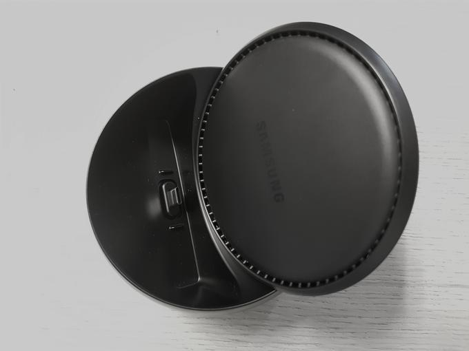 Samsung DeX priključenem telefonu Samsung Galaxy S8 ali S8 Plus poleg prikaza na velikem računalniškem zaslonu zagotavlja tudi istočasno polnjenje akumulatorja. | Foto: Srdjan Cvjetović