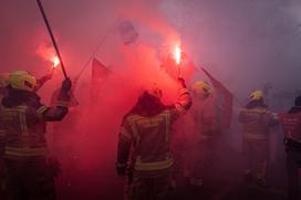 Protestni shod poklicnih gasilcev pred poslopjem vlade. gasilci