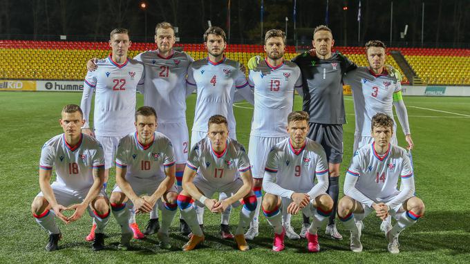 Skupinsko fotografiranje pred debijem na prijateljski tekmi proti Litvi prejšnji teden. Jakobsen (številka 22) stoji skrajno levo v zgornji vrsti. | Foto: fsf.fo