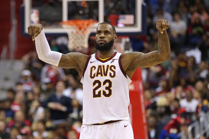 LeBron James je znova blestel. Proti ekipi Washington Wizzards je dosegel 57 točk. "Za vsak met, ki sem ga vrgel, sem vedel, da bo končal v košu," je dejal po tekmi.  | Foto: Reuters