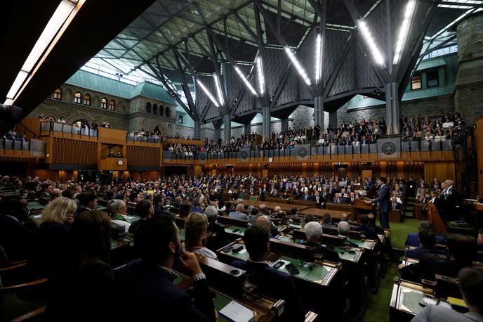 Kanadski parlament, Ottawa | Rota ni upošteval dejstva, da je Hunka služil v 14. grenadirski diviziji zloglasnih nacističnih enot SS. | Foto Reuters