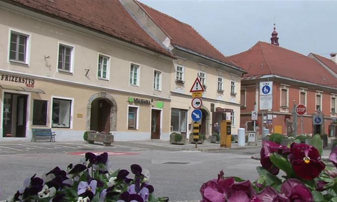 Kot je stanovalka sicer umirjenega Minoritskega trga 4 na Ptuju zapisala v objavi na družbenem omrežju, naj bi eden izmed stanovalcev pijančeval noč in dan in nadlegoval sosede. | Foto: Planet TV