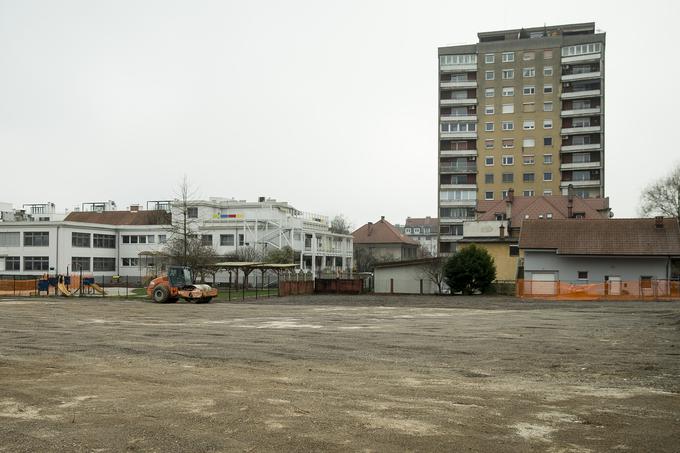 Zemljišče nekdanjega podjetja Motomat je v lasti NLB Leasinga. Ta načrtov noče razkriti. | Foto: Ana Kovač