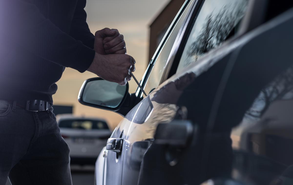 Vlom v vozilo, vlomilec, tatvina, tat, lopov, rop | Pri policiji so vse voznike pozvali, naj vozila parkirajo na osvetljenih mestih oziroma parkiriščih. Dosledno naj jih zaklepajo in zapirajo okna, na vidnih mestih in kjerkoli drugje v vozilu pa naj ne puščajo vrednejših predmetov. | Foto Shutterstock