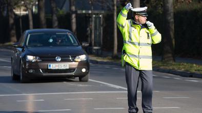 Ko policist stopi v križišče: žvižgi piščalke, nato zmeda, zvok zavor … 