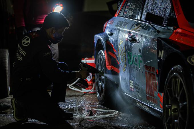 Uporaba na umazanem dirkalniku hyundai i20 R5 slovenskega državnega prvaka v reliju Roka Turka. | Foto: Kolektor