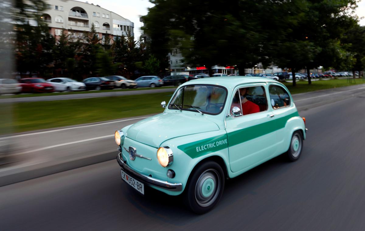 električni fičko Makedonija | S pomočjo elektromotorja je najvišja hitrost omejena na 120 kilometrov na uro, z enim polnjenjem pa lahko prevozi do okrog 150 kilometrov.  | Foto Reuters