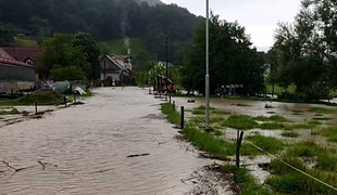 Neurja že povzročajo težave po Sloveniji