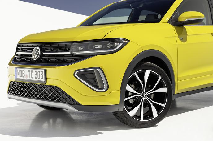 Volkswagen T-cross | Volkswagen je v Slovenijo pripeljal prenovljenega T-crossa, s katerim nameravajo letos napasti sam vrh avtomobilskega segmenta majhnih SUV-jev in križancev. | Foto Volkswagen