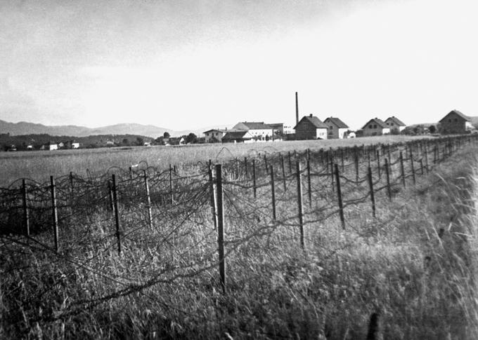 Ljubljana je bila med drugo svetovno vojno obdana z bodečo žico. Italijanski okupatorji so jo začeli postavljati januarja 1942, obstala pa je vse do konca vojne in še nekaj dni čez - do 26. maja 1945. | Foto: Jakob Prešern, hrani Muzej novejše in sodobne zgodovine Slovenije