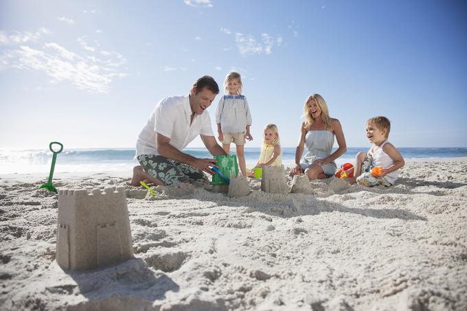 pesek morje gradovi plaža poletje | Foto: 