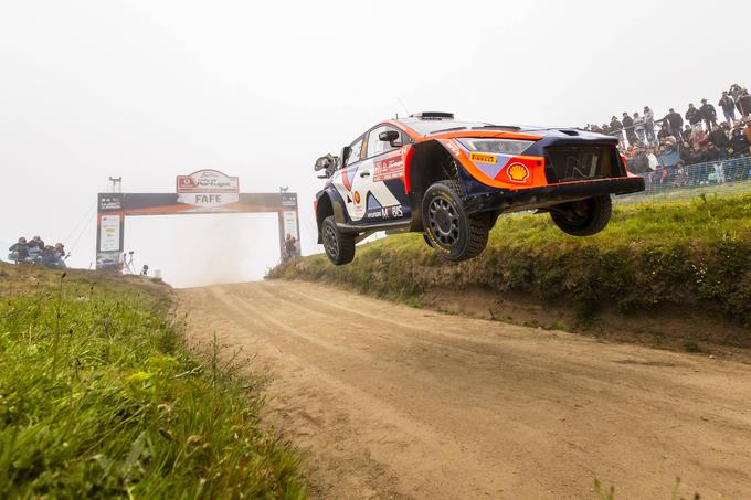 Drugouvrščeni Ott Tänak na legendarnem skoku Fafe, najdaljšem na trenutnem koledarju dirk WRC. | Foto: Guliverimage