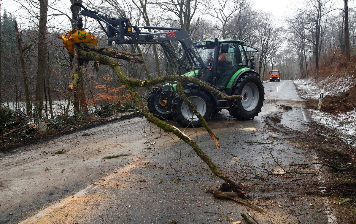 neurje cesta podrta drevesa delo na cesti nemčija | Veter je odkril strehe nekaj objektov ter poškodoval električne in telekomunikacijske drogove. (Slika je simbolična.) | Foto Reuters