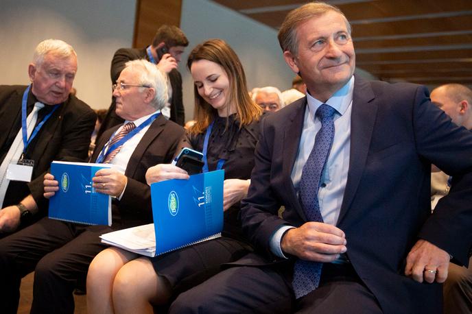 Karel Erjavec. Kongres. | Karl Erjavec je pred januarskim porazom DeSUS vodil 15 let, kar je tretji najdaljši staž med trenutnimi predsedniki strank v parlamentu. Dlje sta na čelu strank le še Janez Janša v SDS in Zmago Jelinčič v SNS. | Foto Bojan Puhek