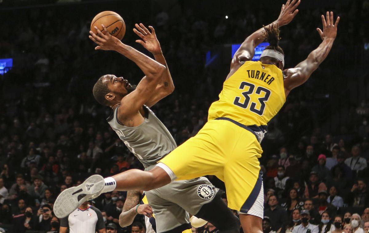 Kevin Durant | Kevin Durant je zaznamoval dvoboj z Indiano tudi z nešportno potezo, o kateri je bilo po dvoboju veliko govora. | Foto Reuters