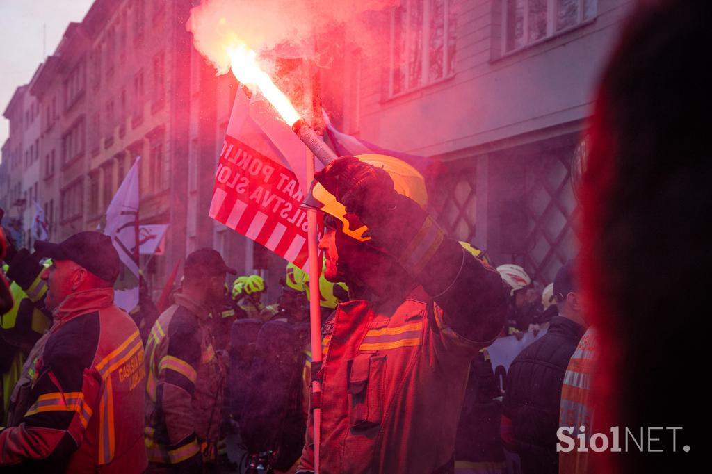 Protestni shod poklicnih gasilcev pred poslopjem vlade. gasilci