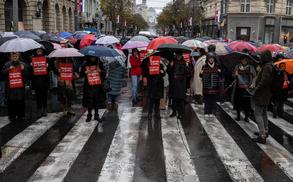 V Novem Sadu začeli zaslišanja osumljencev zaradi nesreče na železniški postaji