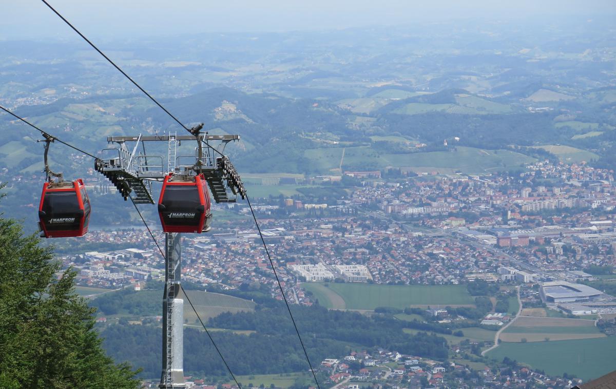 Mariborsko Pohorje | Na parkirišču pod hotelom Habakuk pod Mariborskim Pohorjem je na razpolago 150 parkirnih mest na asfaltni površini in še okoli 60 na makadamskem delu. | Foto Andreja Seršen Dobaj/STA