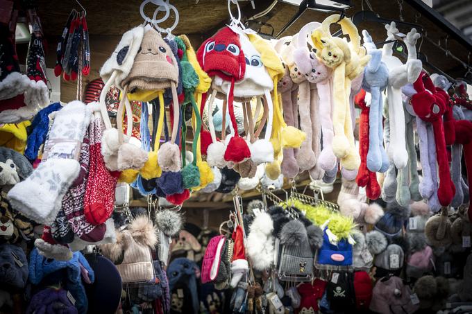 Številni darila kupijo na prazničnih stojnicah na ulicah Ljubljane.  | Foto: Ana Kovač