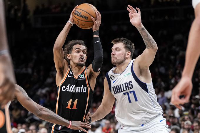 Trae Young je s črte prostih metov odločil srečanje, po koncu pa je nekaj spodbudnih besed namenil tudi Dončiću. | Foto: Reuters