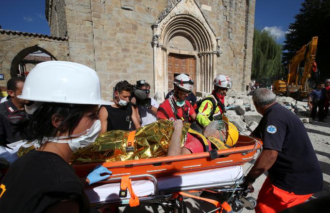 Upanja, da bi izpod ruševin potegnili še kakšnega preživelega, je iz ure v uro vse manj.  | Foto: Reuters