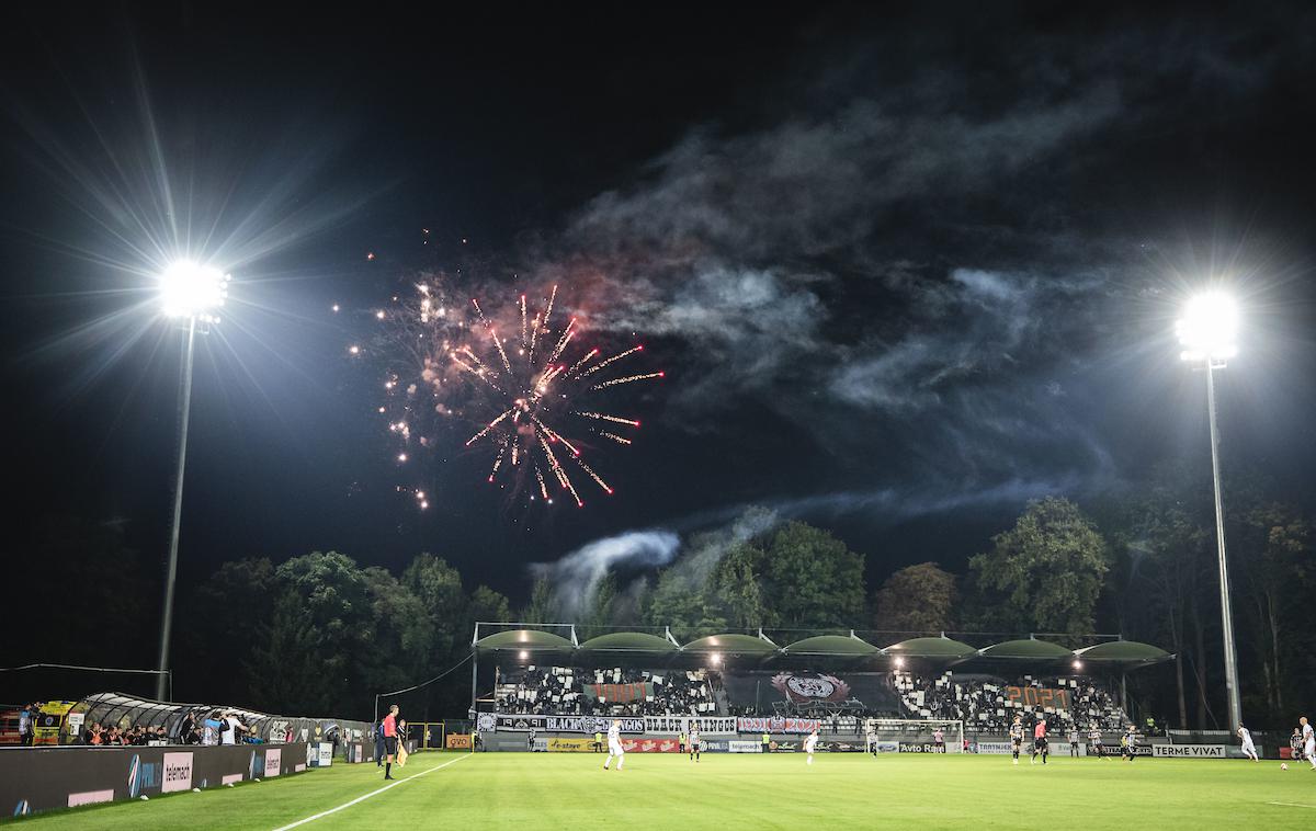 Mura Olimpija | V Fazaneriji je bilo v soboto zelo slavnostno. Navijači so si dali duška s pirotehniočnimi vložki. | Foto Blaž Weindorfer/Sportida