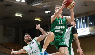 Cedevita Olimpija z zmago na slovenskem derbiju tik pod vrh