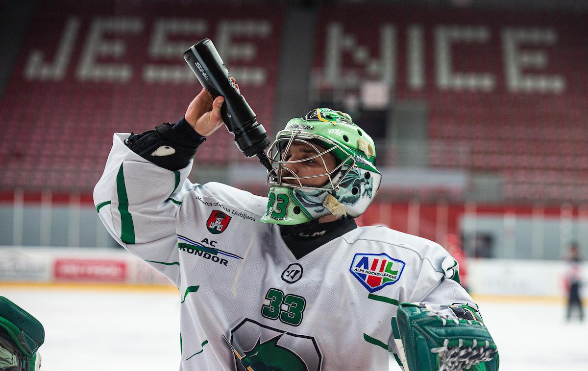 Žan Us Jesenice - Olimpija | Žan Us, zadnji dve sezoni pomemben član HK SŽ Olimpija, se vrača na Gorenjsko. | Foto Peter Podobnik/Sportida