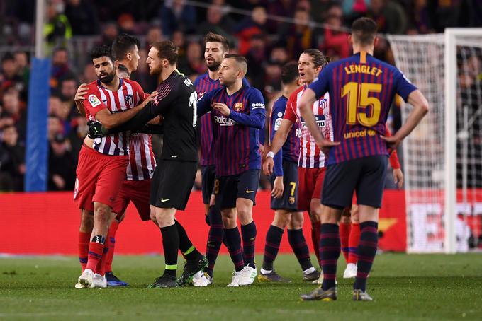 Na derbiju v Barceloni ga je po izključitvi miril tudi Jan Oblak. | Foto: Guliverimage/Getty Images