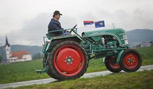 Traktor zdrsnil na progo in ustavil železniški promet