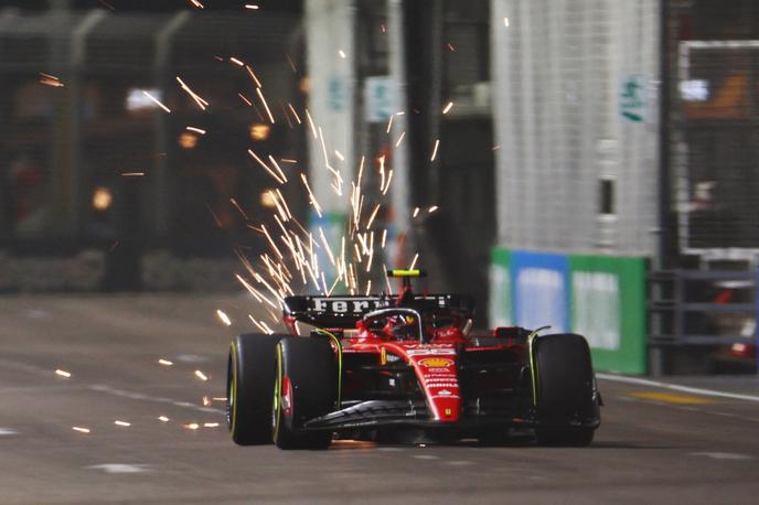 Singapur Carlos Sainz Ferrari | Carlos Sainz je odpeljal najhitrejši čas petkovih treningov v Singapurju. | Foto Reuters