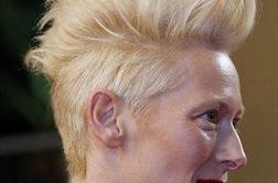 Tilda Swinton z odštekano pričesko skriva zrela leta