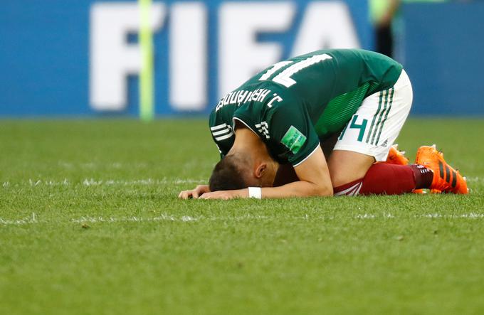 Javier Chicharito Hernandez je po zadnjem sodnikovem pisku planil na tla in v jok. | Foto: Reuters