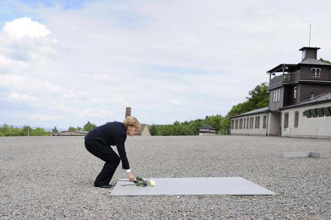 Ta fotografija je nastala pred nekaj leti, prikazuje pa nemško kanclerko Angelo Merkel med obiskom kraja, kjer je med drugo svetovno vojno stalo koncentracijsko taborišče Buchenwald. To je bilo eno prvih nemških koncentracijskih taborišč, tam pa je umrlo več kot 50 tisoč ljudi, večina zaradi nalezljivih bolezni.  | Foto: Reuters