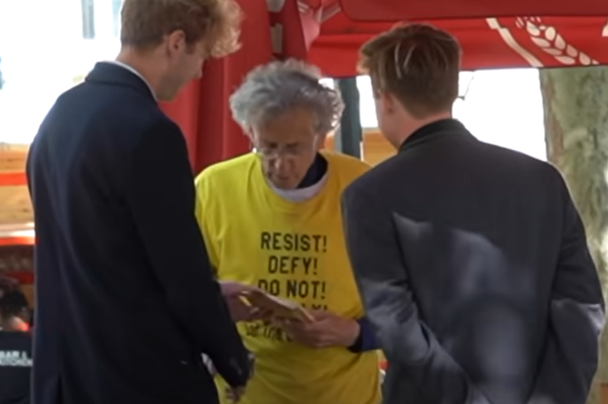 Piers Corbyn | Trenutek, ko je Piers Corbyn sprejel kuverto, ki naj bi domnevno vsebovala deset tisoč britanskih funtov. V resnici je bil v njej denar za monopoli. | Foto YouTube / Posnetek zaslona