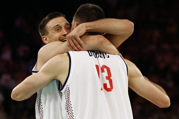 Aleksa Avramović | Aleksa Avramović po koncu v objemu Ognjena Dobrića. | Foto Reuters