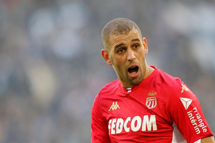 Islam Slimani | Islam Slimani je v prejšnji sezoni kot posojen nogometaš Leicester Cityja igral za Monaco. V 19 nastopih je zabil devet golov. Izkušeni Alžirec zdaj ostaja v Franciji, a se seli v Lyon, z nekdanjimi angleškimi prvaki pa je dokončno prekinil sodelovanje. | Foto Reuters