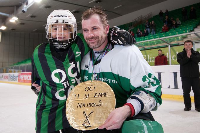 Kariero je končal aprila 2011 v dresu mladinske ekipe HK Olimpija, v kateri je zaigral z mnogo mladimi oklepniki, ki še danes igrajo na visoki ravni. Na fotografiji s starejšim sinom Lanom, ki je šel po njegovih stopinjah in se kali pri Olimpiji. | Foto: Matic Klanšek Velej/Sportida