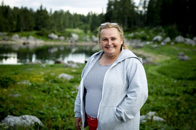 Vanja Kobal se že nekaj let v poletnem času zbuja s pogledom na Dvojno triglavsko jezero. Že 15 let je namreč ključen del oskrbniške ekipe v eni najbolj obiskanih planinskih koč v Sloveniji, Koči pri Triglavskih jezerih.  | Foto: Ana Kovač