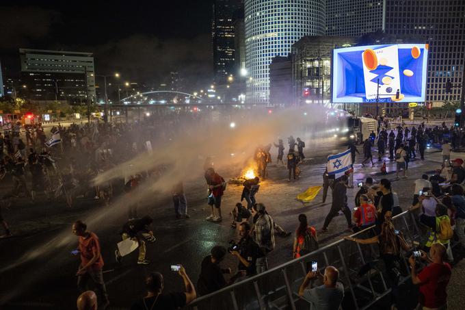 Izraelske oblasti so protestnike poskusile razredčiti z uporabo vodnih topov. | Foto: Guliverimage