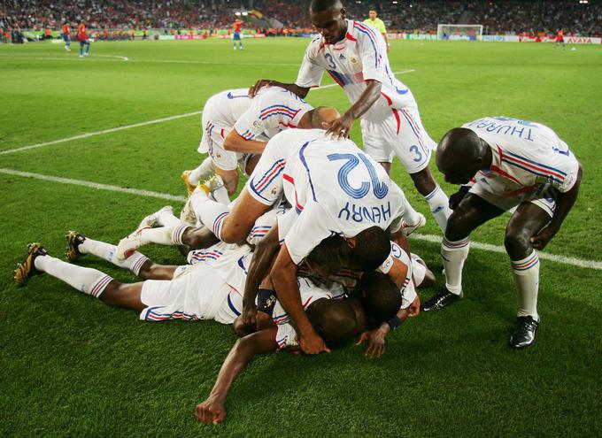 Francija je v evropskem četrtfinalnem derbiju Španijo izločila s 3:1. Zaostajala je z 0:1, a nato pokazala moč. Rdeča furija je tako izpadla v četrtfinalu, že štiri leta pozneje pa je šla na SP v Južni Afriki do konca. Med najboljših osem se je v Nemčiji uvrstilo kar šest nekdanjih svetovnih prvakov. Družbo sta jim od "neprvakov" delali le Ukrajina in Portugalska. Dvakratnega svetovnega prvaka Urugvaja sploh ni bilo na SP 2006, saj ga je v medcelinskih dodatnih kvalifikacijah presenetila Avstralija. | Foto: Guliverimage/Getty Images