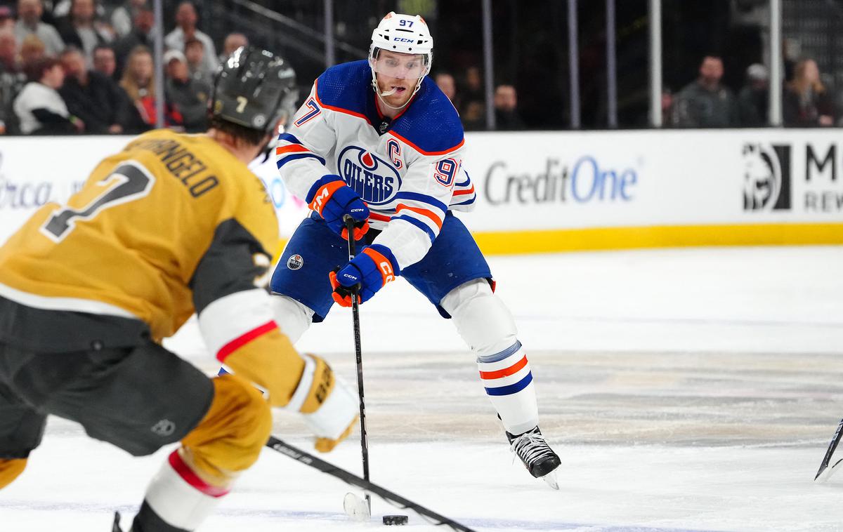 Vegas Golden Knights : Edmonton Oilers, Connor McDavid | Connorju McDavidu in soigralcem Edmont Oilers zmagovitega niza ni uspelo podaljšati na 17. Vegas jih je premagal s 3:1 in jim preprečil izenačitev najdaljše zmagovite serije v zgodovini ligi NHL, pod katero se je leta 1993 podpisal Pittsburgh. | Foto Reuters