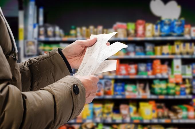 Tri četrtine Slovencev bi kupilo slovenski proizvod, vendar se v trgovini raje odločijoza cenejšo, uvoženo hrano. V zadnjih petih letih (od začetka marca 2017 do konca februarja 2022) se je hrana podražila za 13,9 %. Najbolj se je podražilo sadje, za 46,8 %, v največji meri pa se je pocenila zelenjava, za 6,1 %. | Foto: Shutterstock